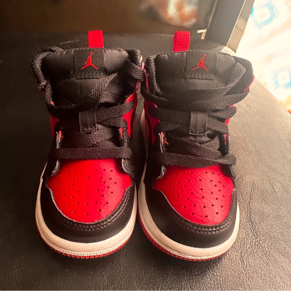- Air Jordan Retro 1 Mid